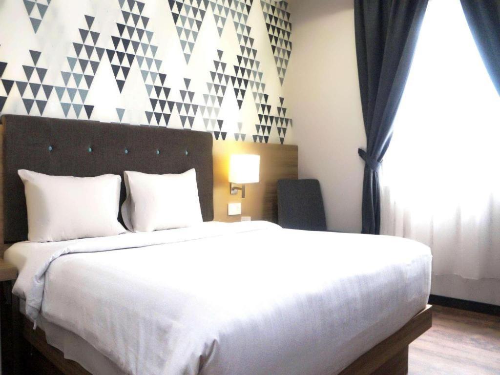 Orchardz Hotel Gajah Mada Понтианак Экстерьер фото