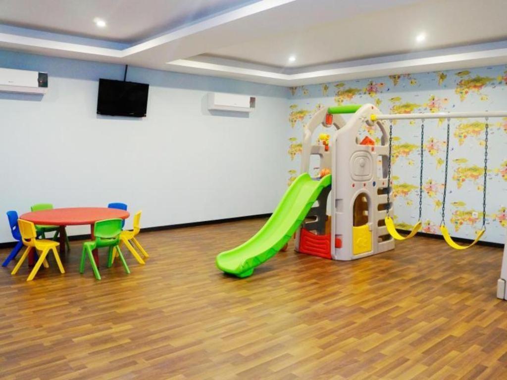 Orchardz Hotel Gajah Mada Понтианак Экстерьер фото