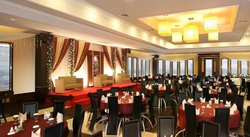 Orchardz Hotel Gajah Mada Понтианак Экстерьер фото