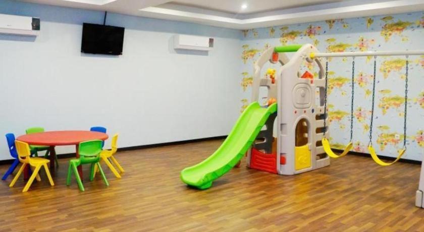 Orchardz Hotel Gajah Mada Понтианак Экстерьер фото