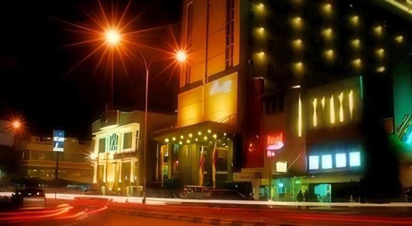 Orchardz Hotel Gajah Mada Понтианак Экстерьер фото