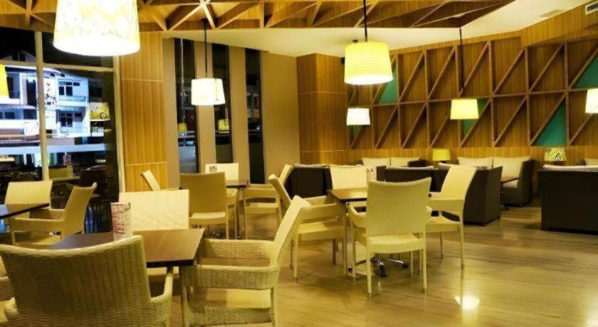 Orchardz Hotel Gajah Mada Понтианак Экстерьер фото