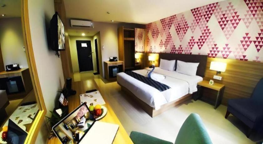 Orchardz Hotel Gajah Mada Понтианак Экстерьер фото
