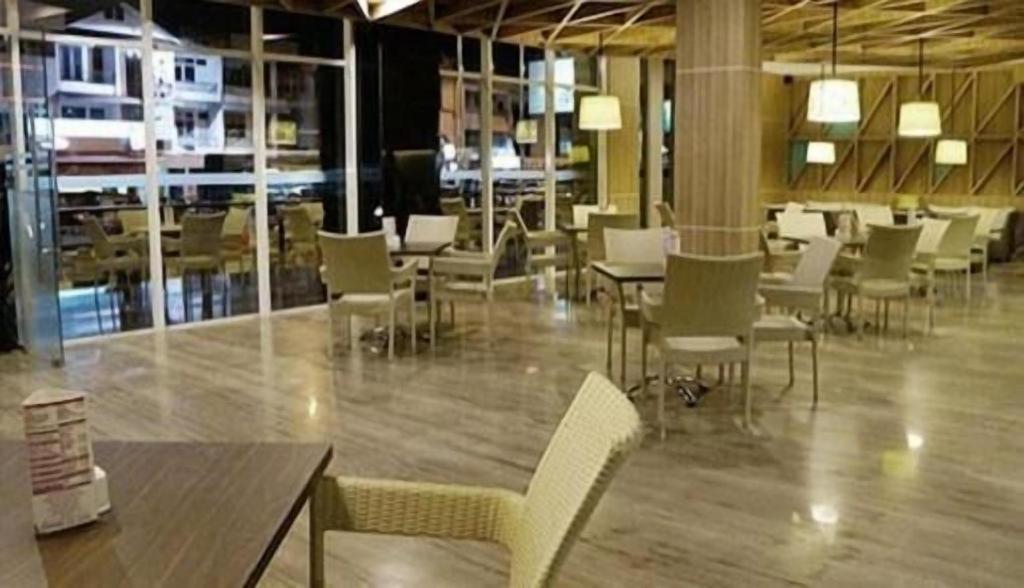 Orchardz Hotel Gajah Mada Понтианак Экстерьер фото