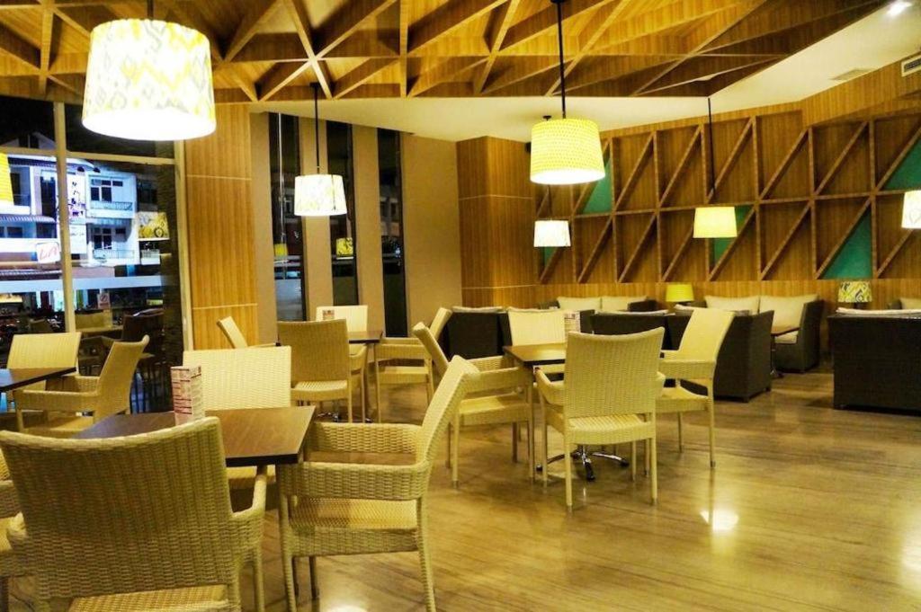 Orchardz Hotel Gajah Mada Понтианак Экстерьер фото
